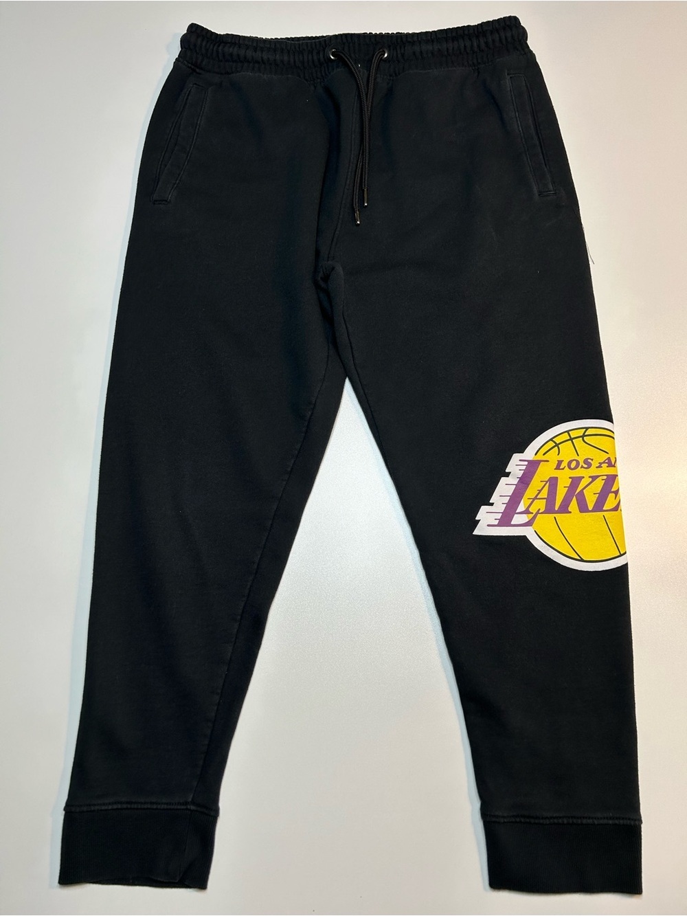 NBA Los Angeles Lakers Graphic Fleece Joggers Black Sweatpants Left Leg Print